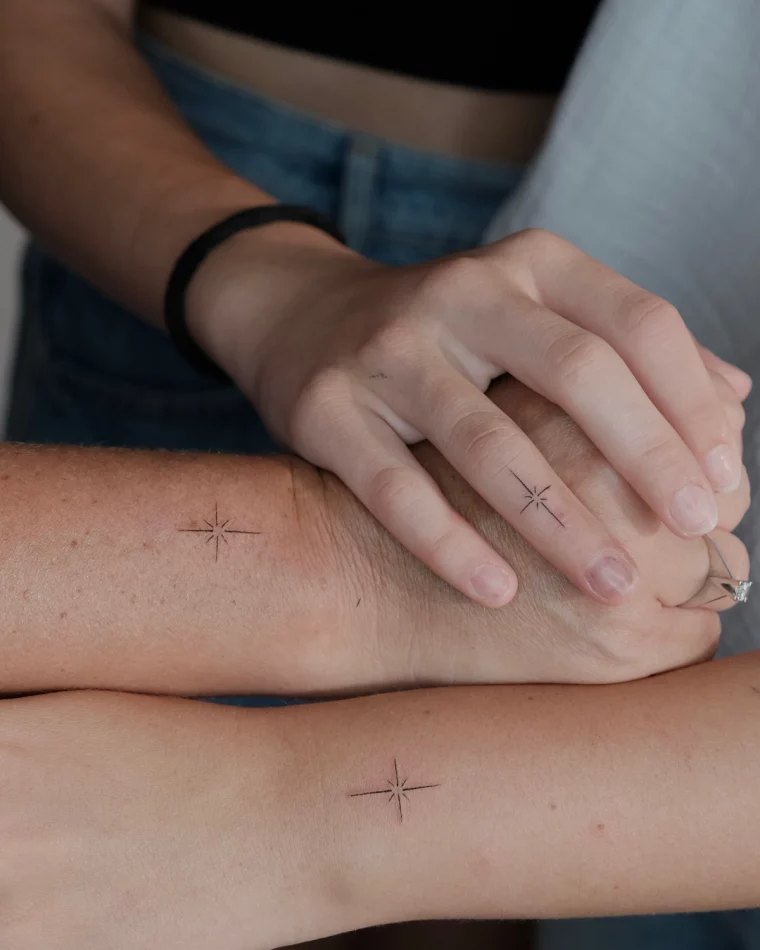 kleine tattoos auf den händen von frauen