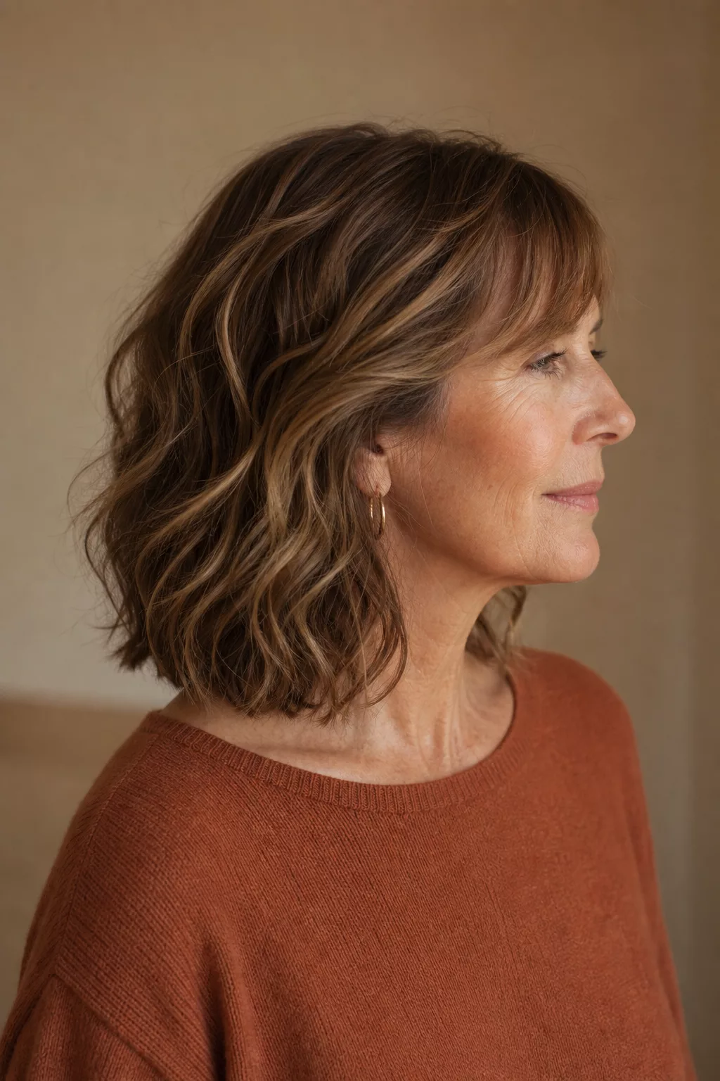 Textured Wavy Bob in warmem Karamellton, Seitenprofil
