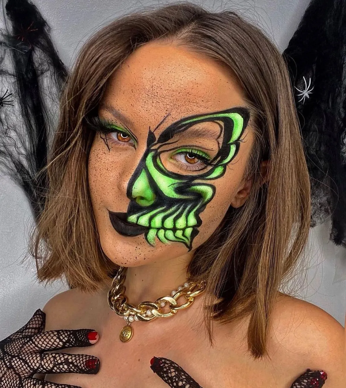 zombie schmetterling schminke zu halloween in grün und schwarz