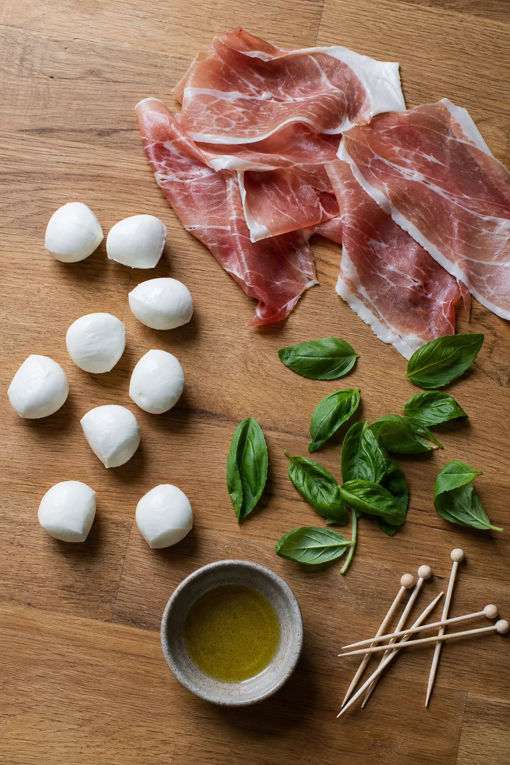 Zutaten für Prosciutto-Mozzarella-Röllchen zum Vorbereiten