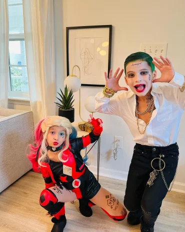 zwei kinder als joker und harley quinn verkleidet