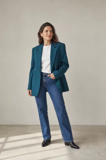 Alltagstaugliche 80er Kleidung mit Oversize-Blazer und schlichter Jeans