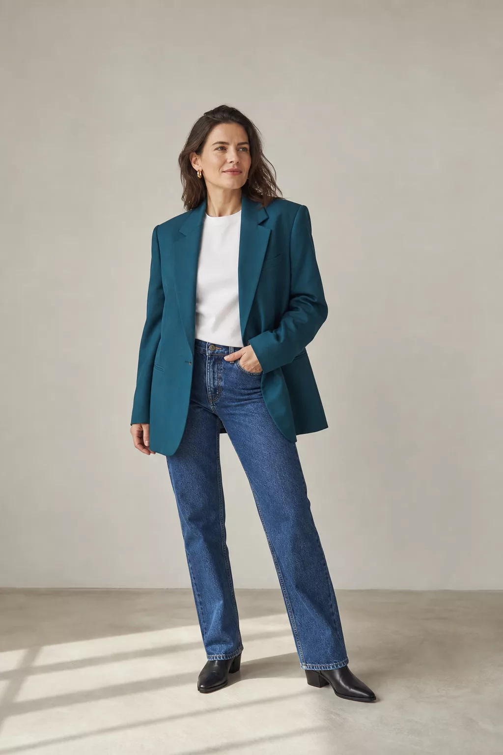 Alltagstaugliche 80er Kleidung mit Oversize-Blazer und schlichter Jeans