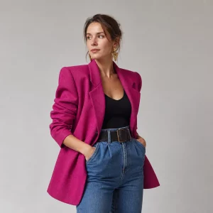 Frau im Magenta-Blazer zeigt die typische 80er Kleidung Silhouette