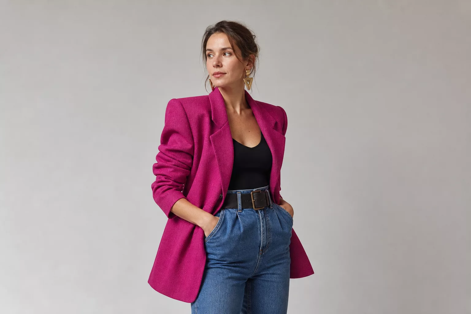 Frau im Magenta-Blazer zeigt die typische 80er Kleidung Silhouette