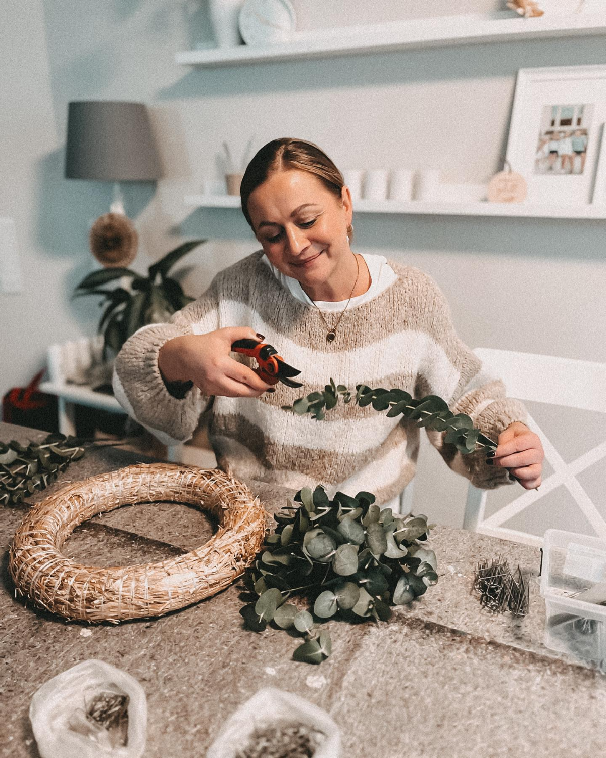 frau, die selbst adventskranz bastelt