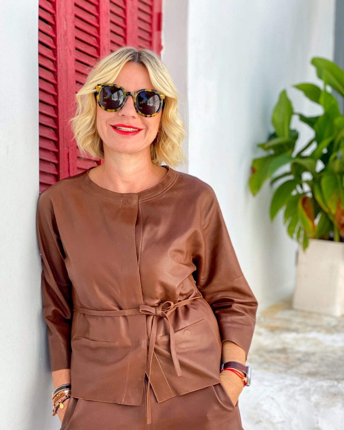 frau mit bluse in cognac farbe