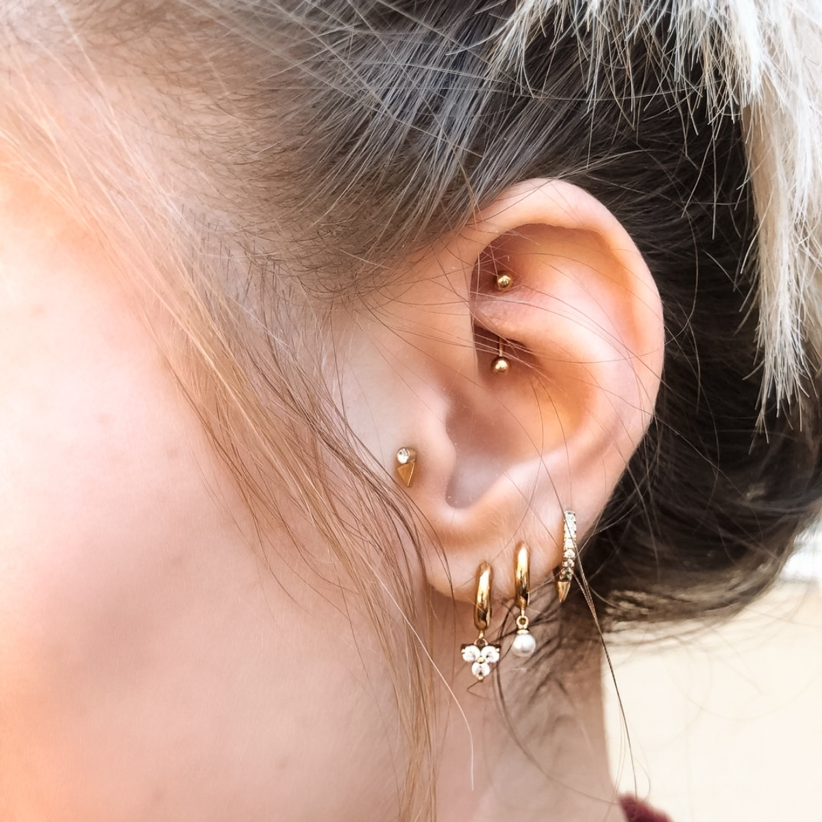 goldenes rook piercing mit ein paar anderen ohrringen