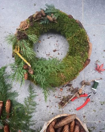 grundlage schaffen, um den adventskranz lange frisch zu halten