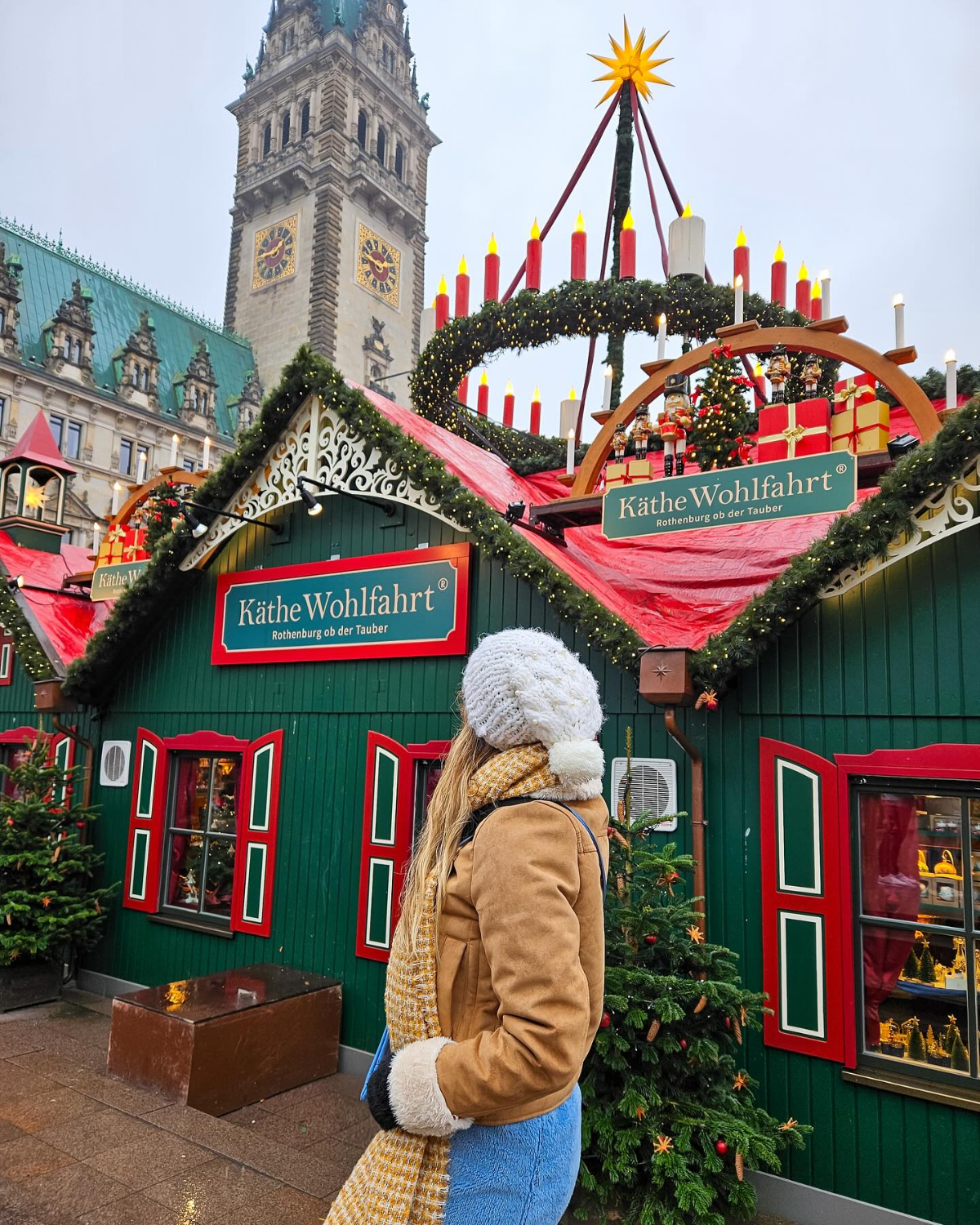 historischer weihnachtsmarkt auf dem hamburger rathausmarkt 2024