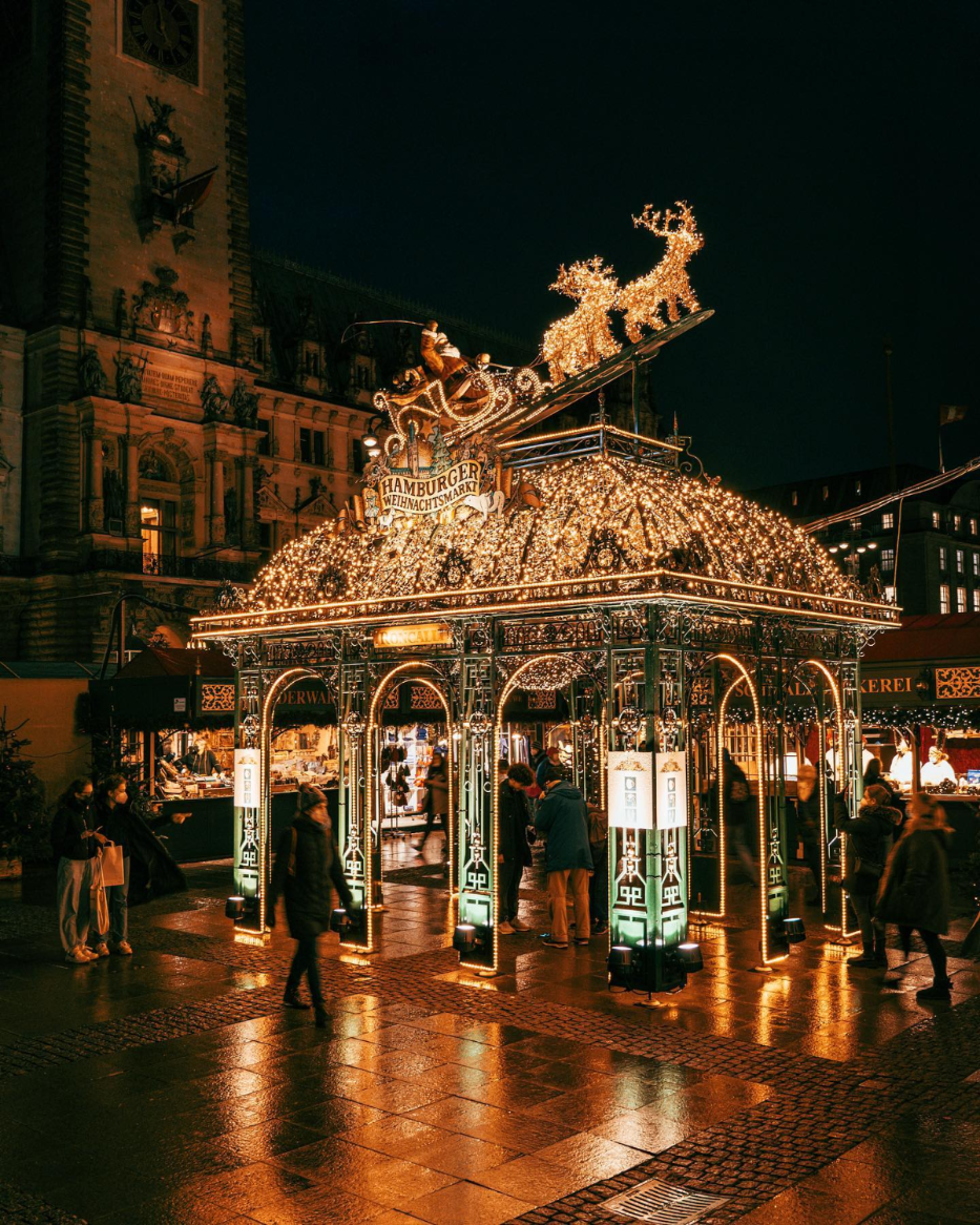 historischer weihnachtsmarkt auf dem hamburger rathausmarkt