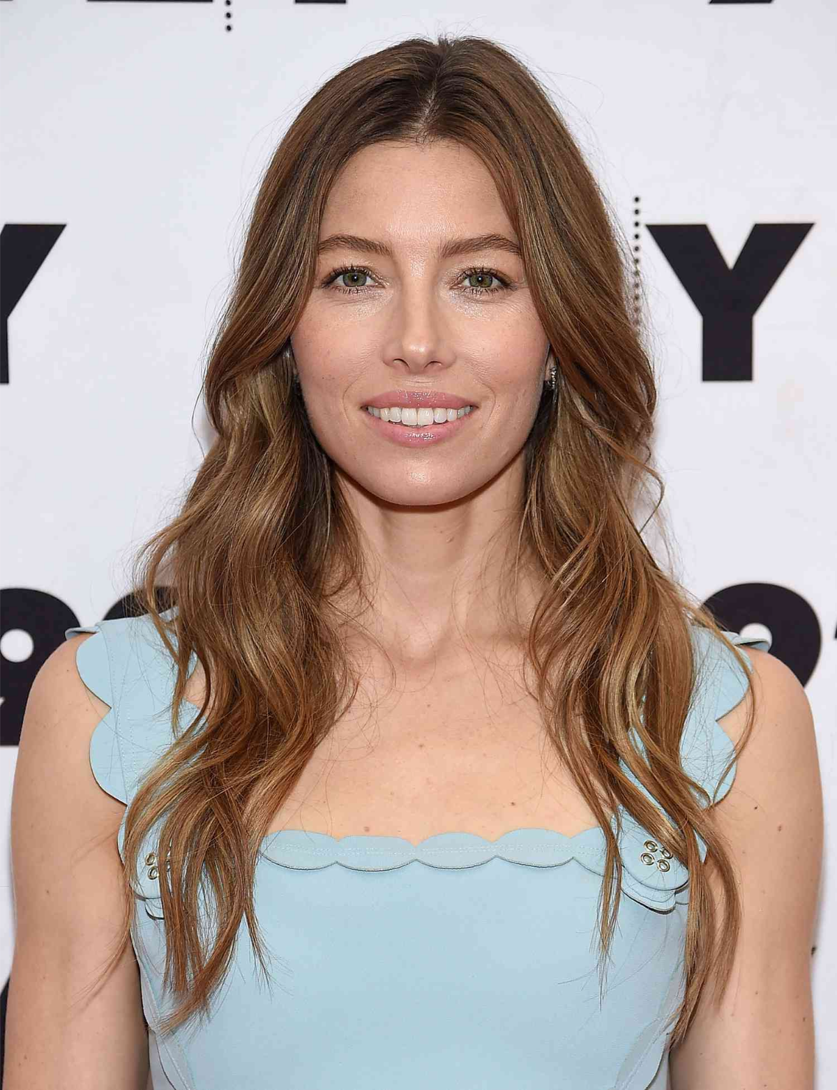 jessica biel mit gestuftem haarschnitt für runde gesichter