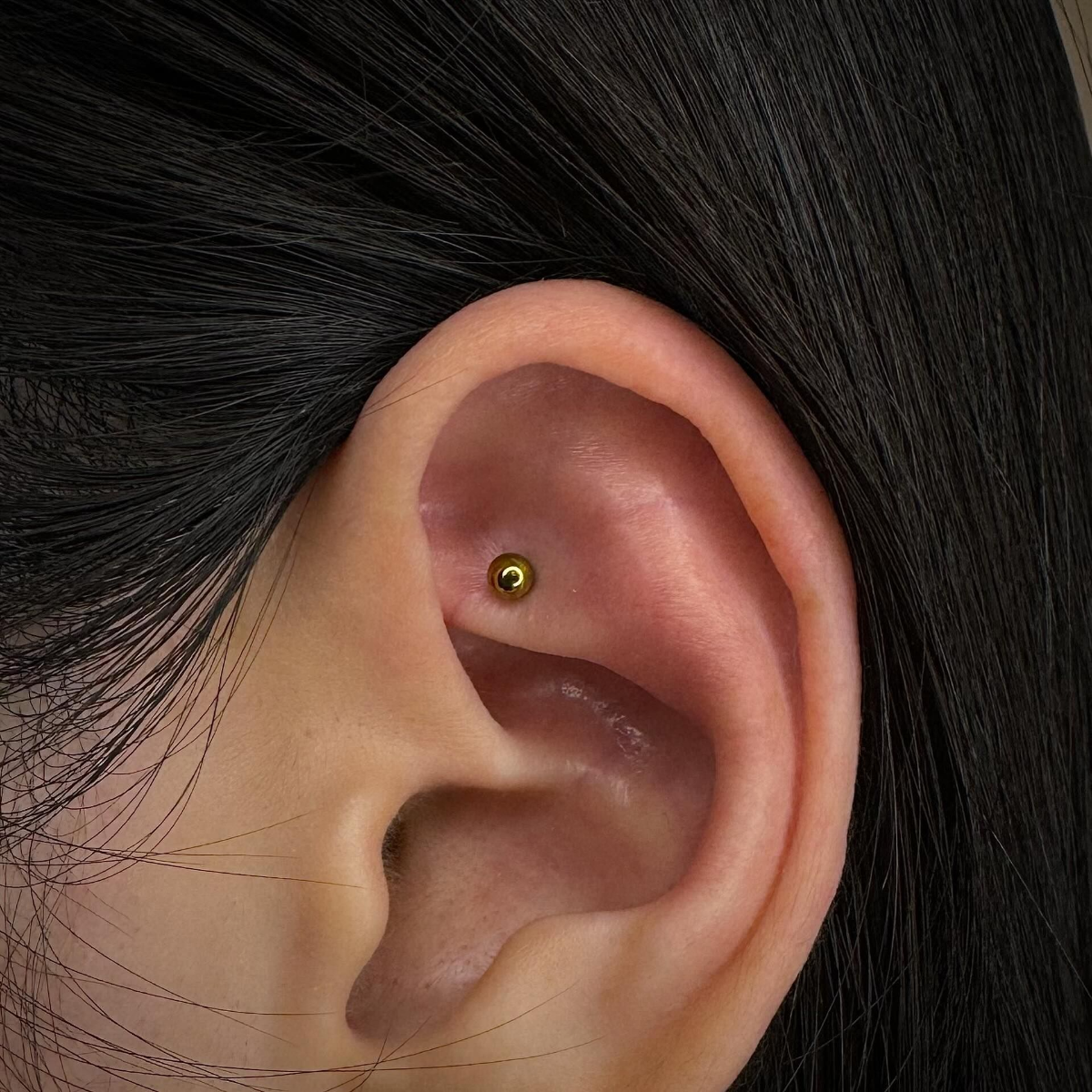 minimalistisches goldenes rook piercing