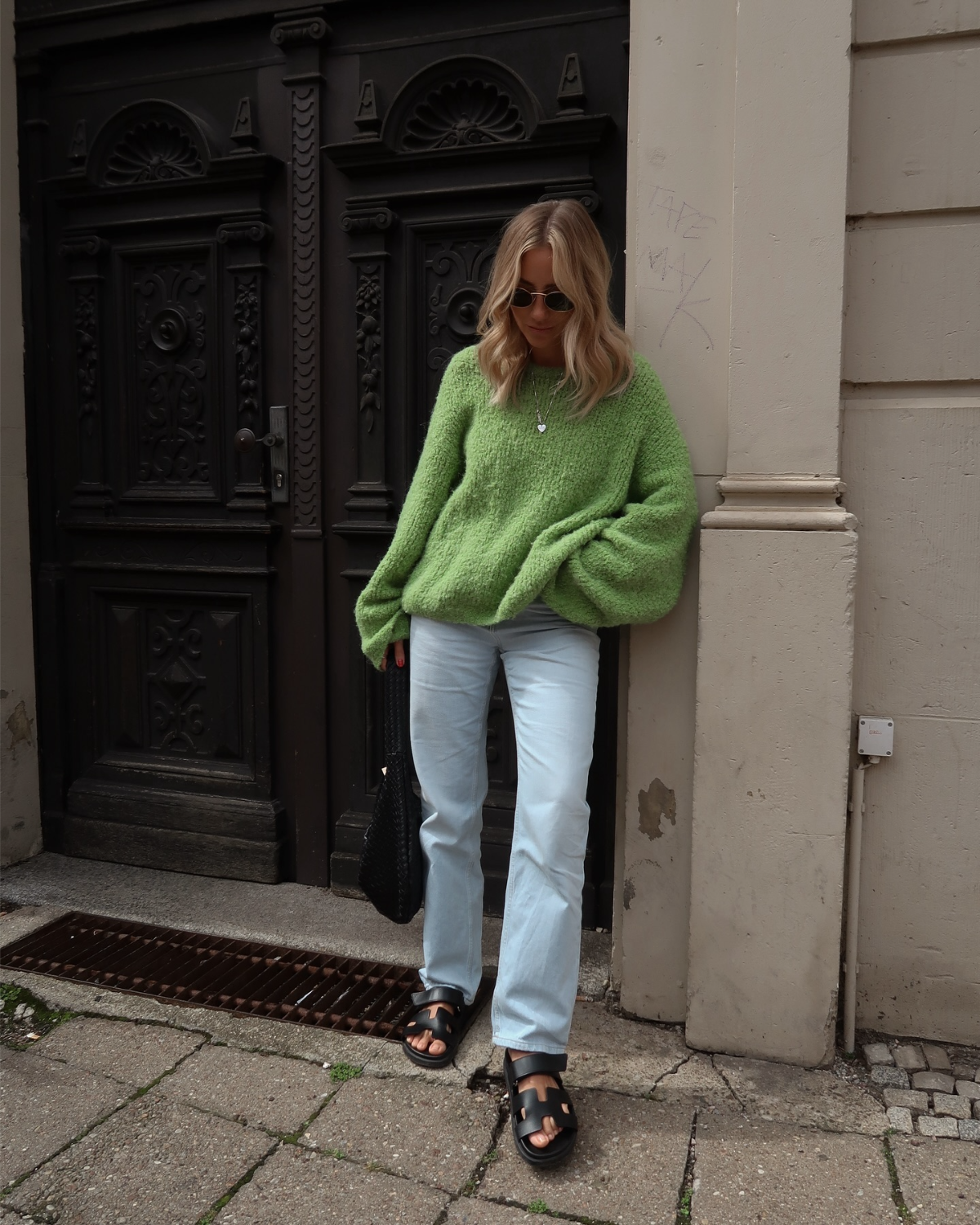 outfit mit grünem pullover, trendfarbe für herbst 2024