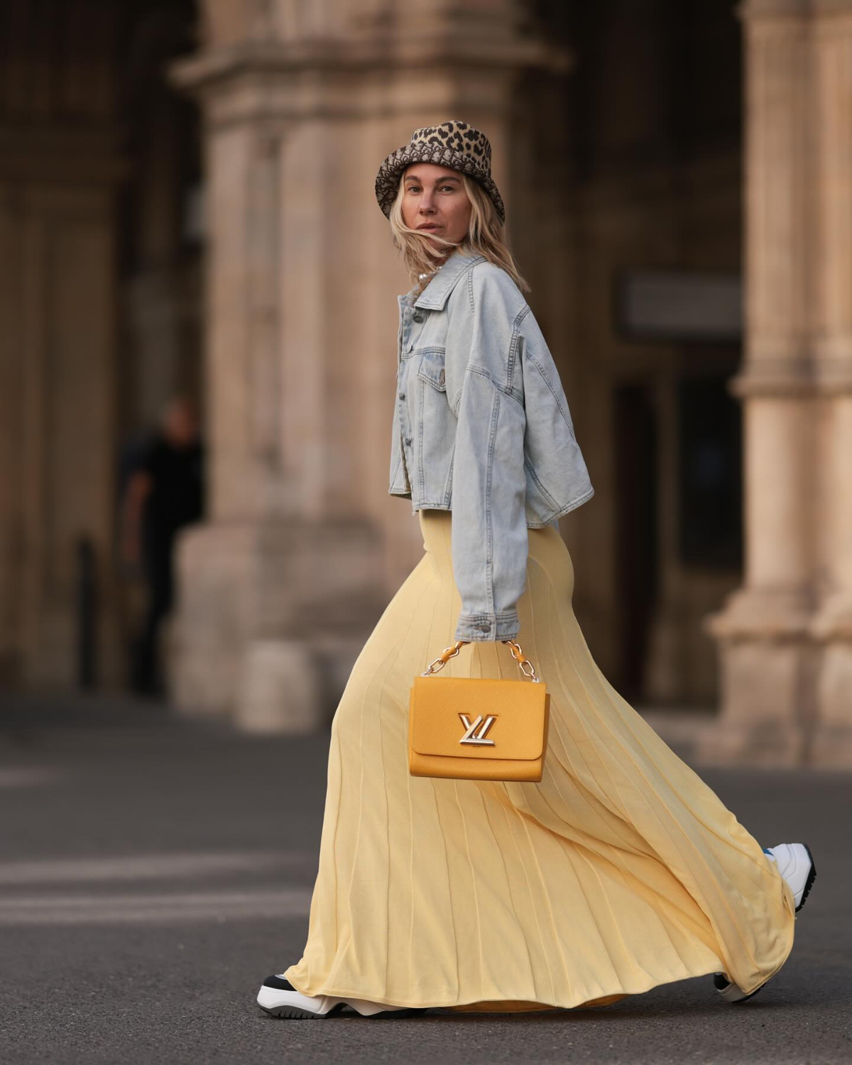 outfit mit kurzer jeansjacke und langem gelben kleid