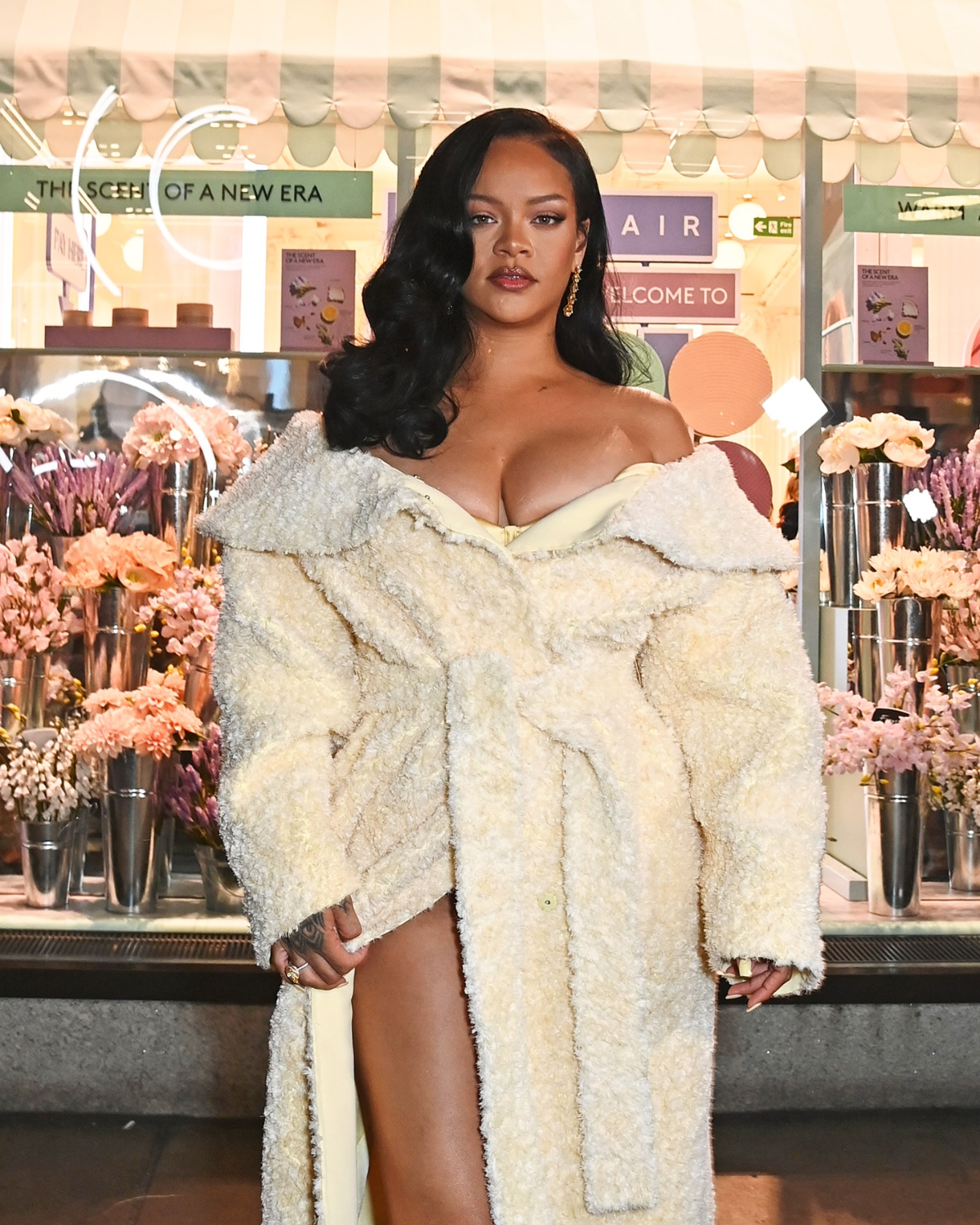 rihanna mit einem kleid in der farbe buttergelb