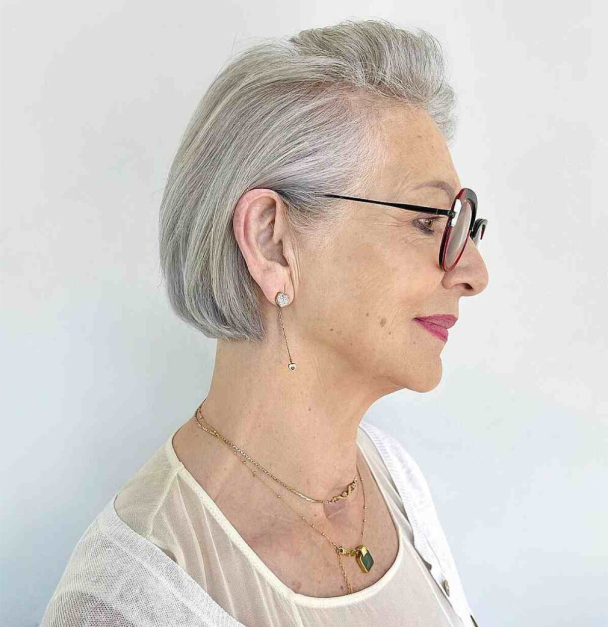 silver bob frisur für damen mit rundem gesicht und brille