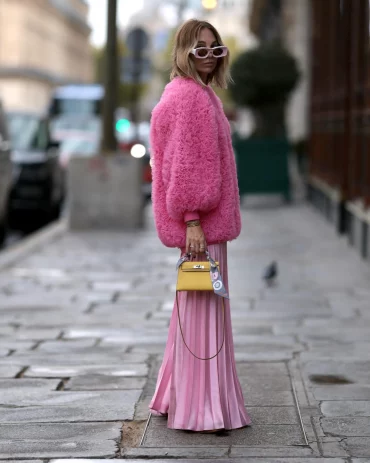 trendiges outfit in pink, herbst 2024