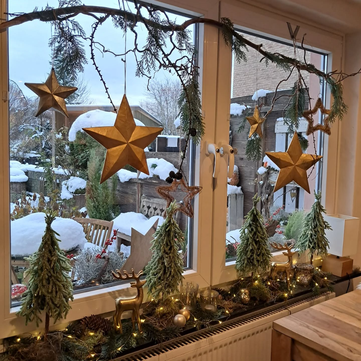 weihnachtliche deko aus holz fürs fenster