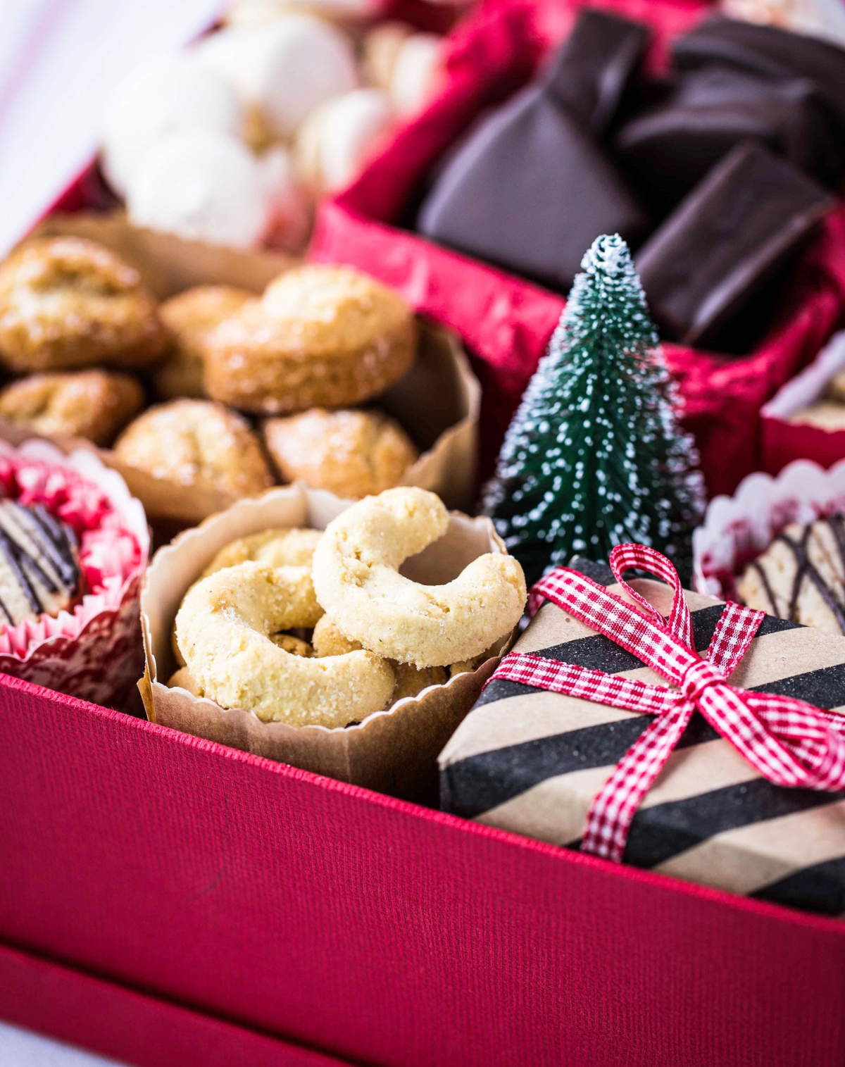 weihnachtsbox mit keksen und süßigkeiten