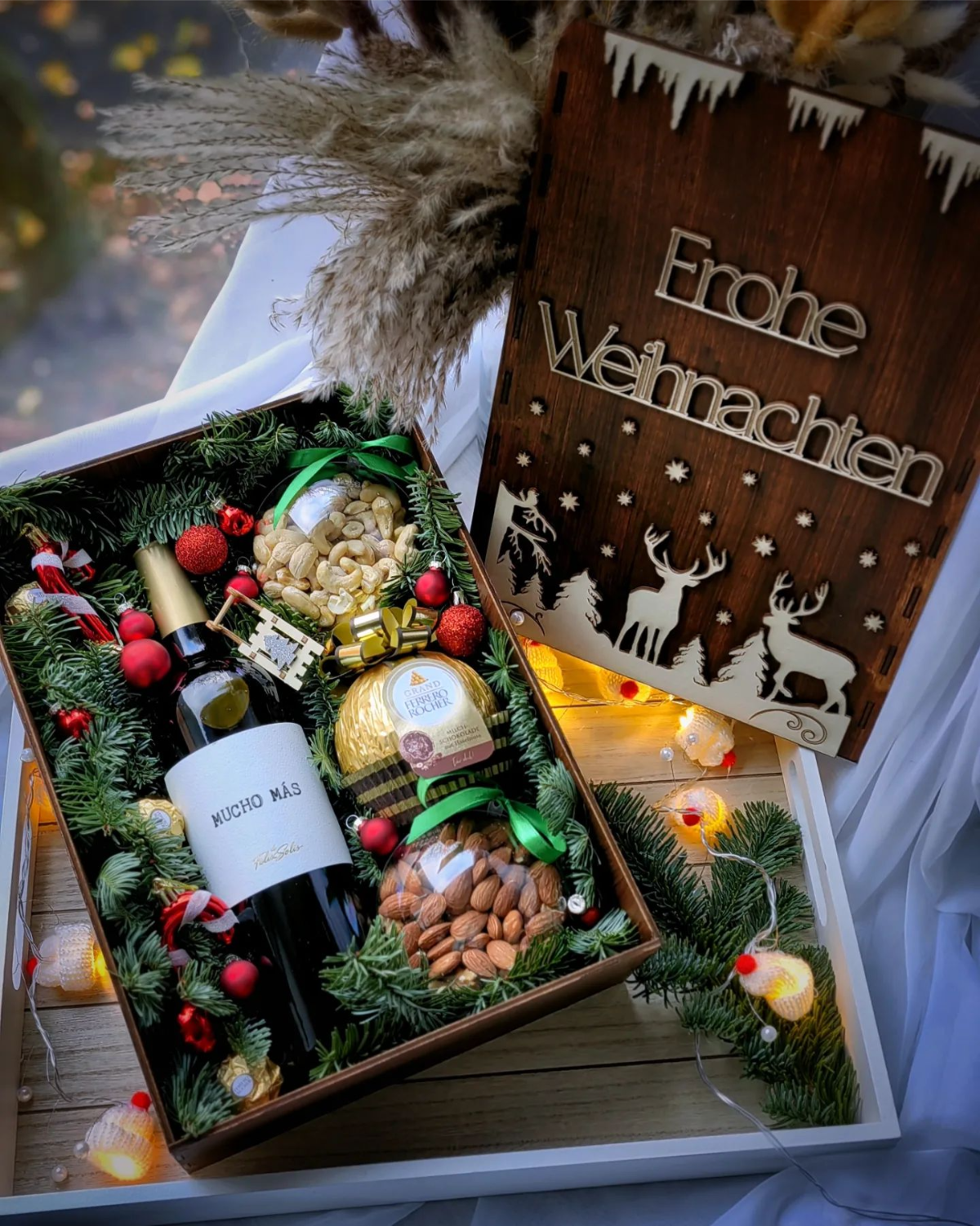 weihnachtsbox mit wein und süßigkeiten