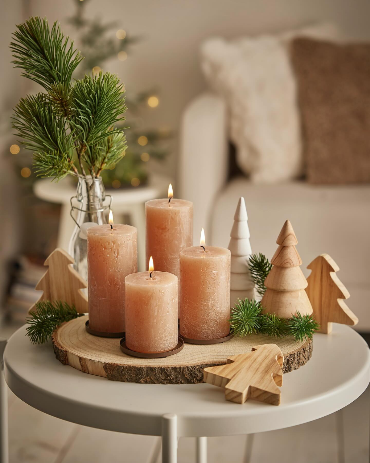 weihnachtsdekoration aus holz mit kerzen