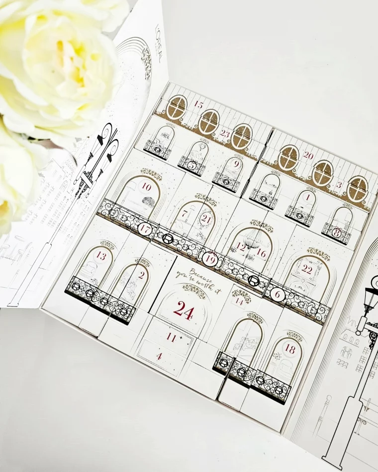 adventskalender selbst gefuellt weisser kalender mit geschenken fuer jeden tag madame keke