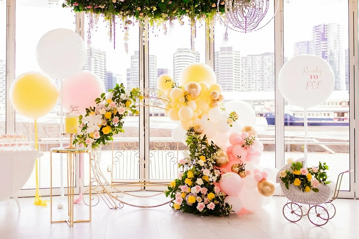 babyparty ideen maedchen farbenfrohe deko fuer party mit ballons und blumen babyshowerceleb