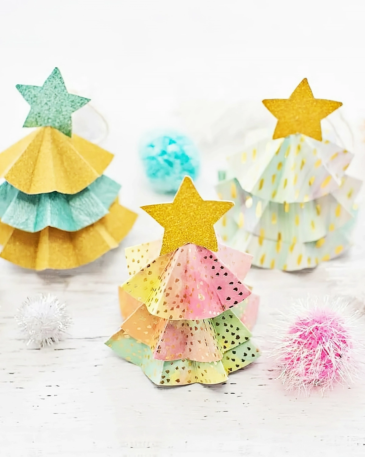 basteln mit kindern weihnachten mini tannenbaeumchen aus papier selber machen einfache bastelprojekte fuer kleinkinder 