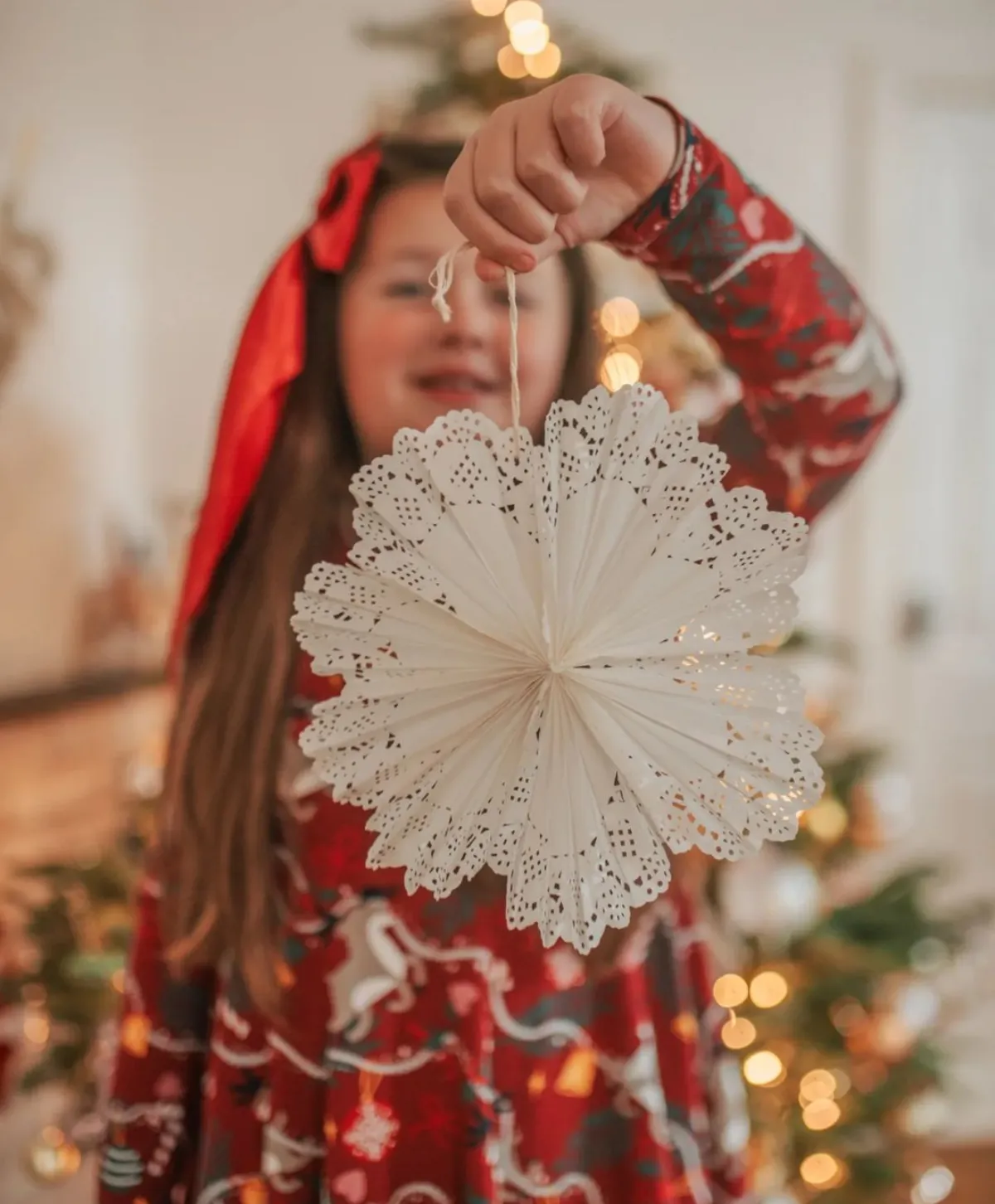 basteln mit papier für weihnachten hängende schneeflocken