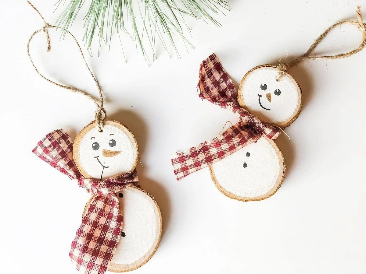 basteln weihnachten kinder 8 jahre christbaumschmuck aus holz schneemaenner selber machen aus holzscheiben inspirethemom