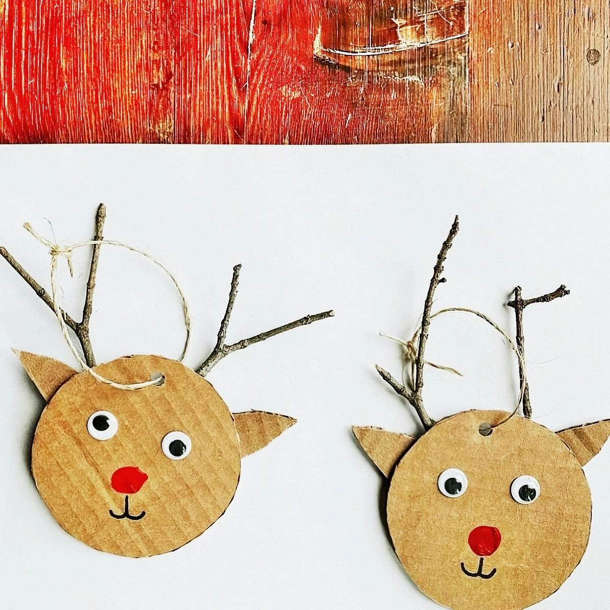 basteln weihnachten mit kindern rentiert ornamente aus pappe und holzstaebchen anleitung schritt fuer schritt littlepinelearners