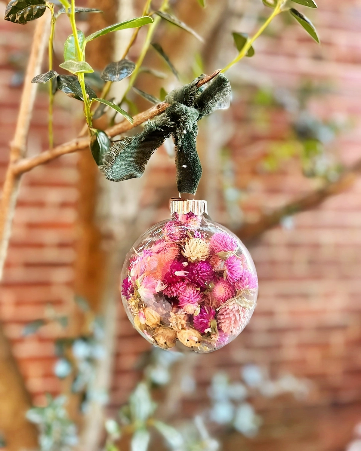 basteln zu weihnachten erwachsene weihanchtskugel gefuellt mit getrockneten blumen 