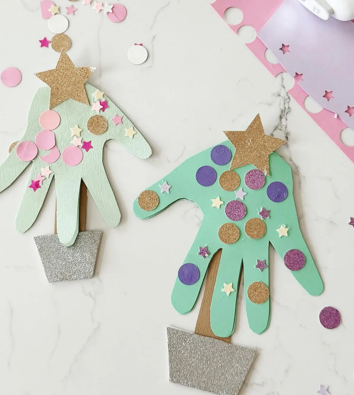 diy handabdruck weihnachtsbäume aus papier mit glitzerelementen