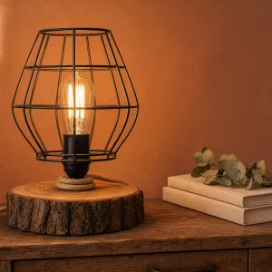 DIY Lampe aus Holzscheibe und Textilkabel auf Sideboard im Wohnzimmer