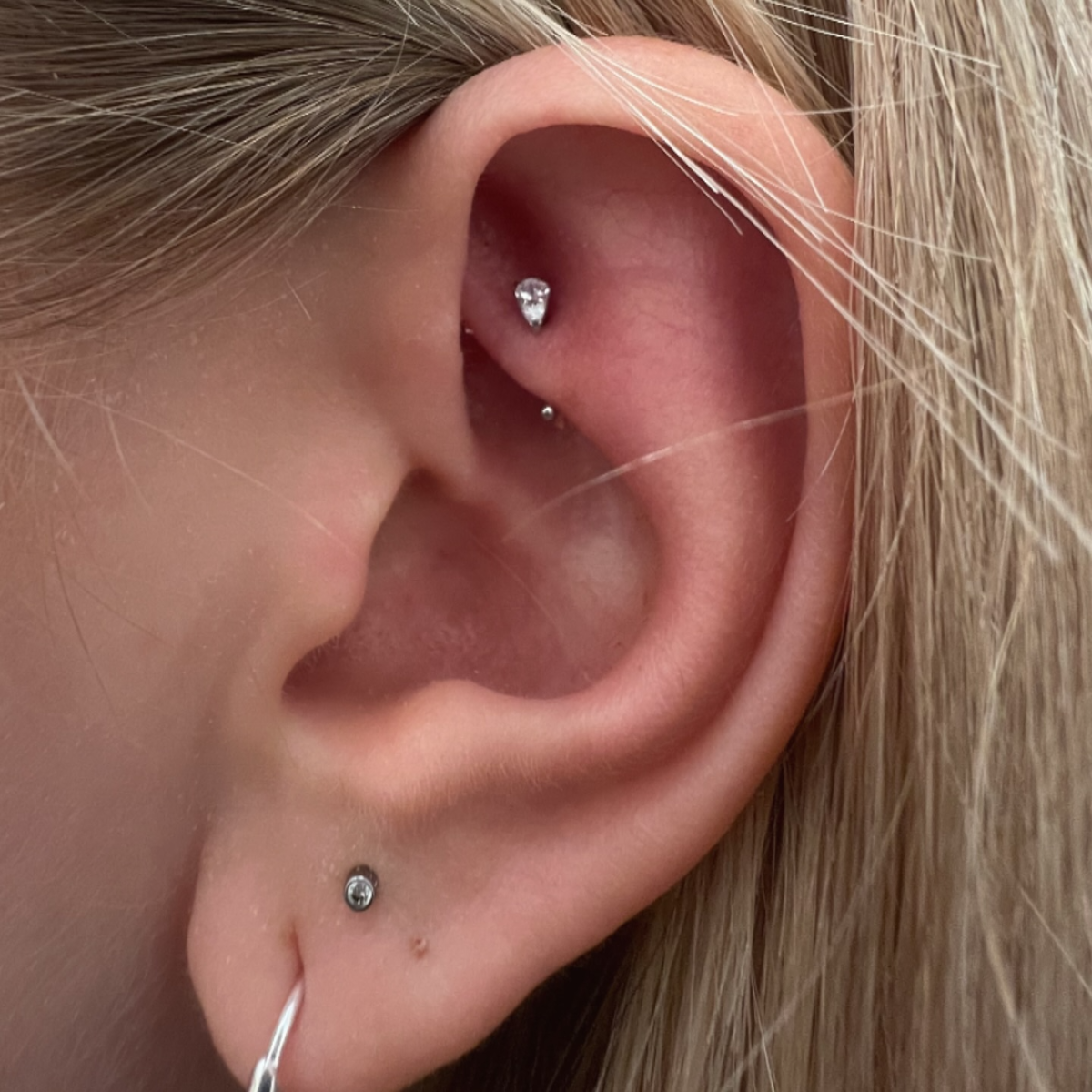 einfaches rook piercing