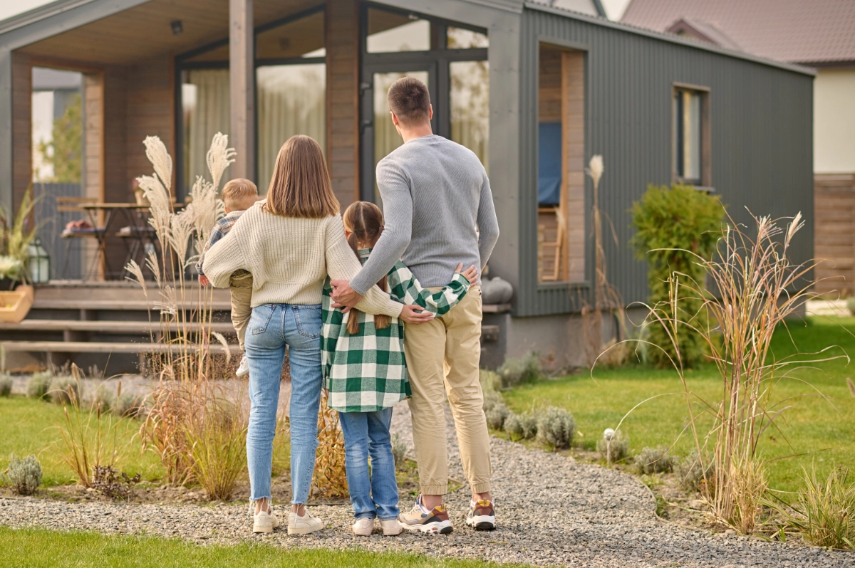 familie mit neuem haus