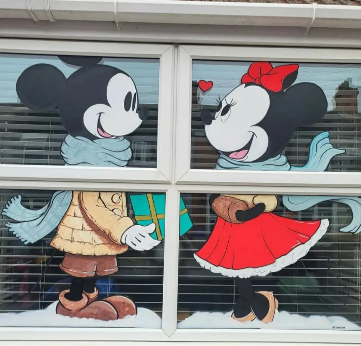 fenster bemalen für weihnachten mit acrylfarben mickey minnie mouse