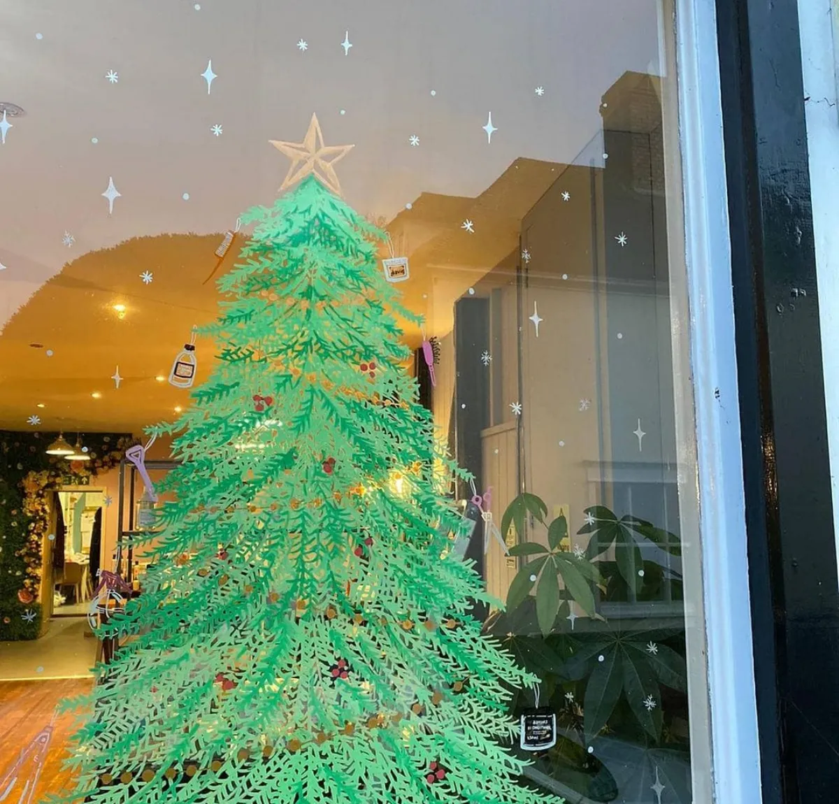 fensterdeko weihnachten 2024 weihnachtsbaum mit glasfarben