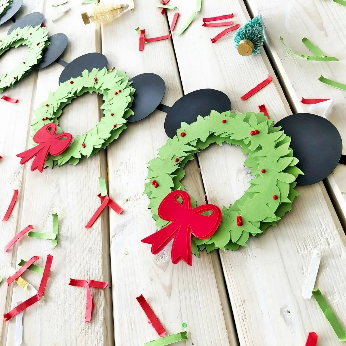 fensterdeko weihnachten basteln diy kranze aus papier mit mickey mouse ohren und roten schleifen wildercrafting