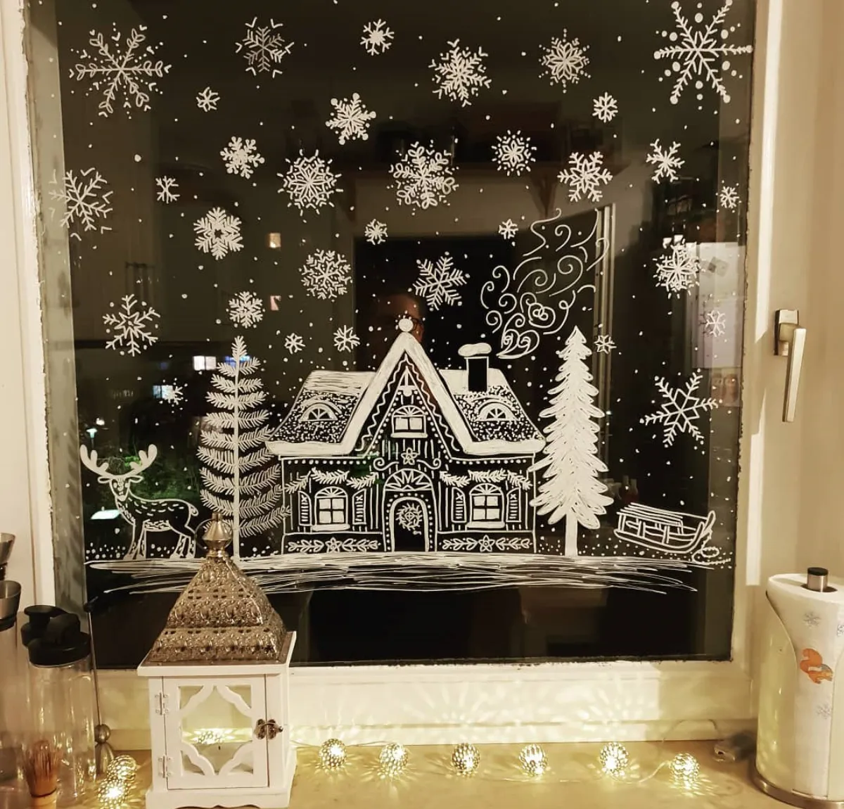 fensterdeko weihnachten mit kreidemarker häuschen schneeflocken