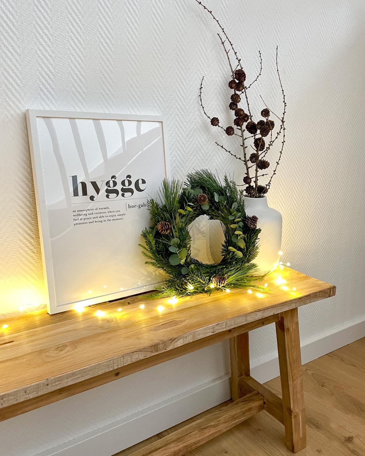 frischer adventskranz neben hygge bild