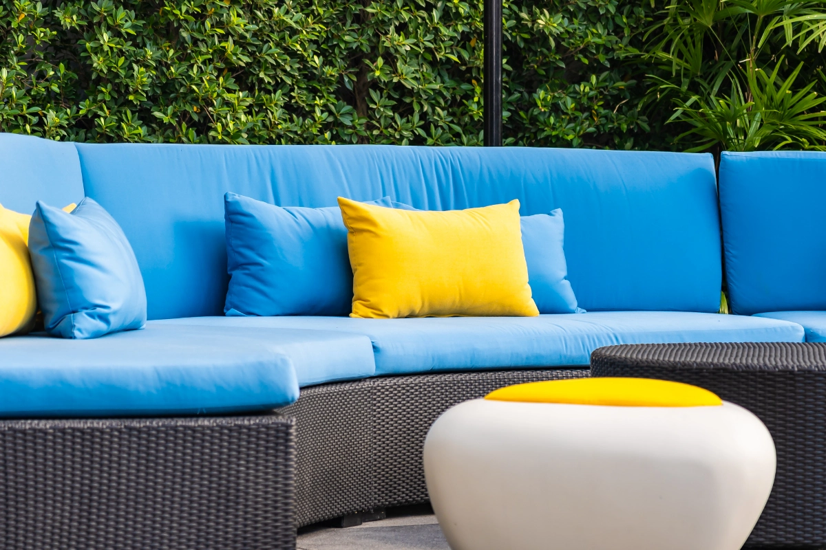 gartenmoebel auswahlen modernes gartensofa mit blauen kissen