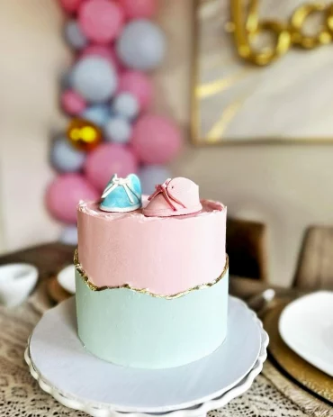 gender reveal torte kleine rote partytorte in rosa und blau cupcake diva official