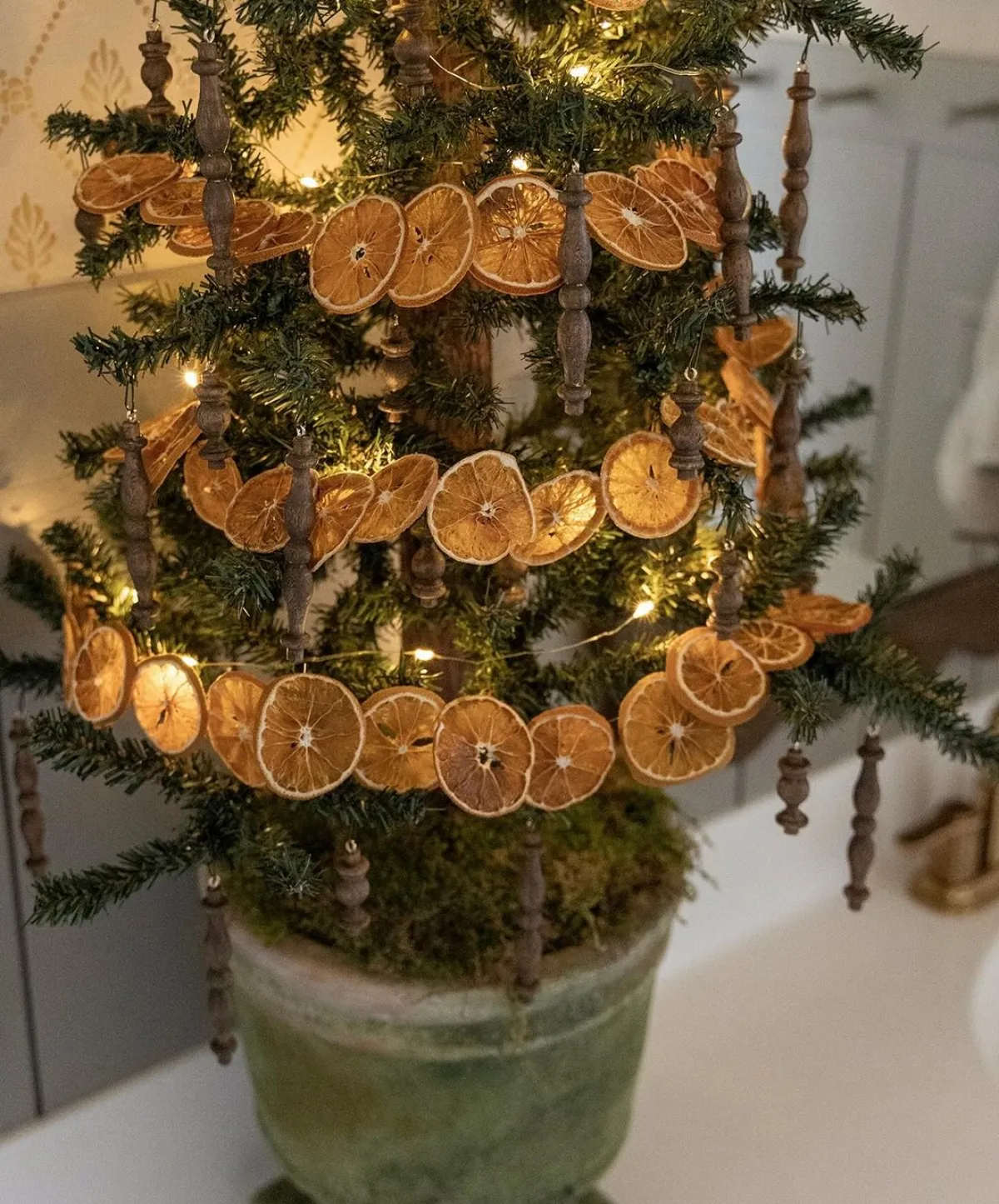 girlande aus getrockneten orangenscheiben weihnachtsbauschmuck natürliche materialien