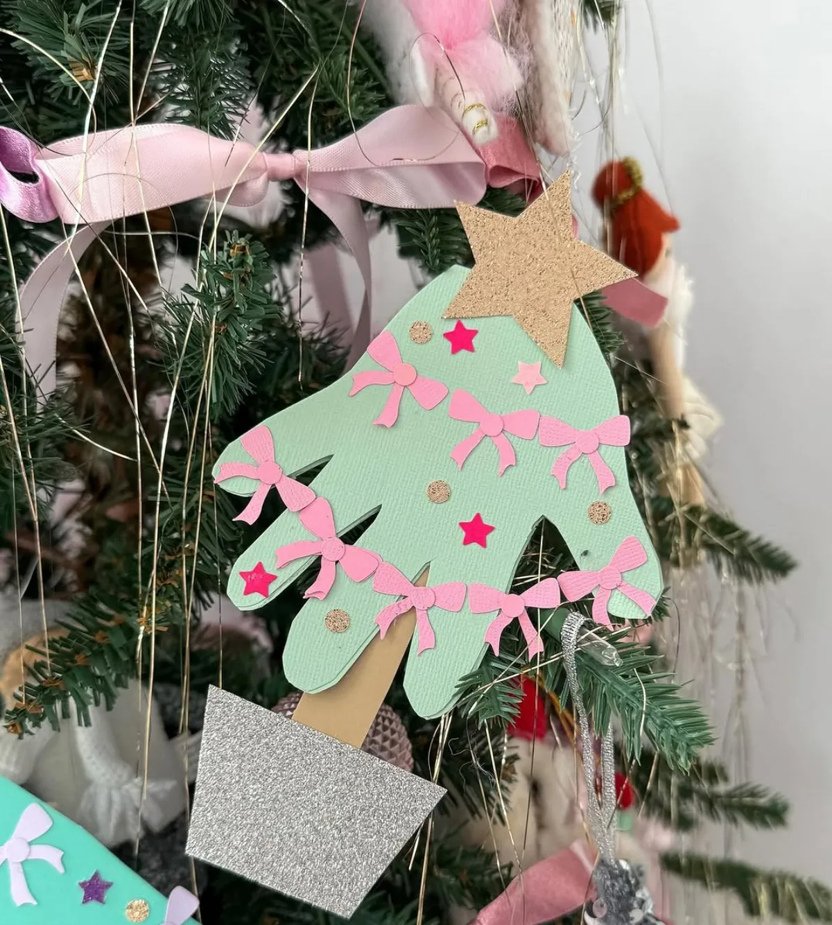 handabdruck weihnachtsbaum aus papier mit kindern basteln