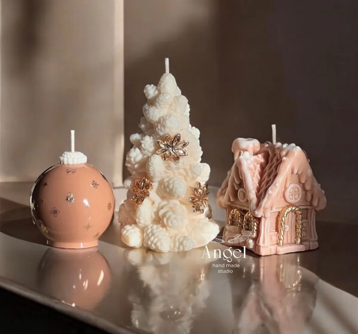 kleine geschenke zu weihnachten duftkerzen in form von christbaum häuschen christbaumkugel