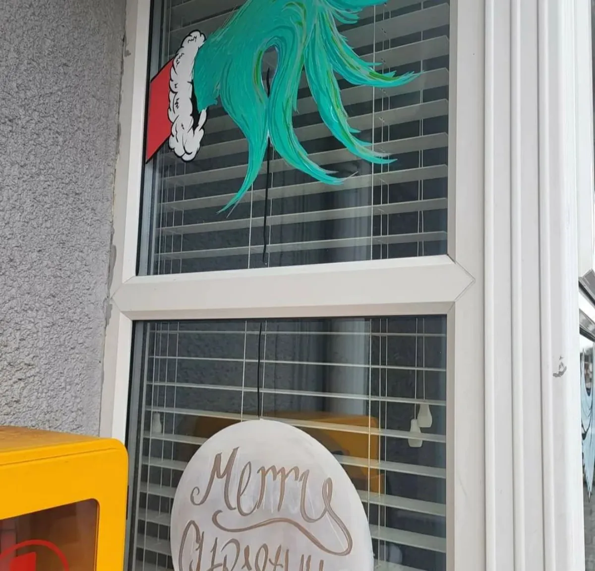 lustige fensterdeko weihnachten grinch hand