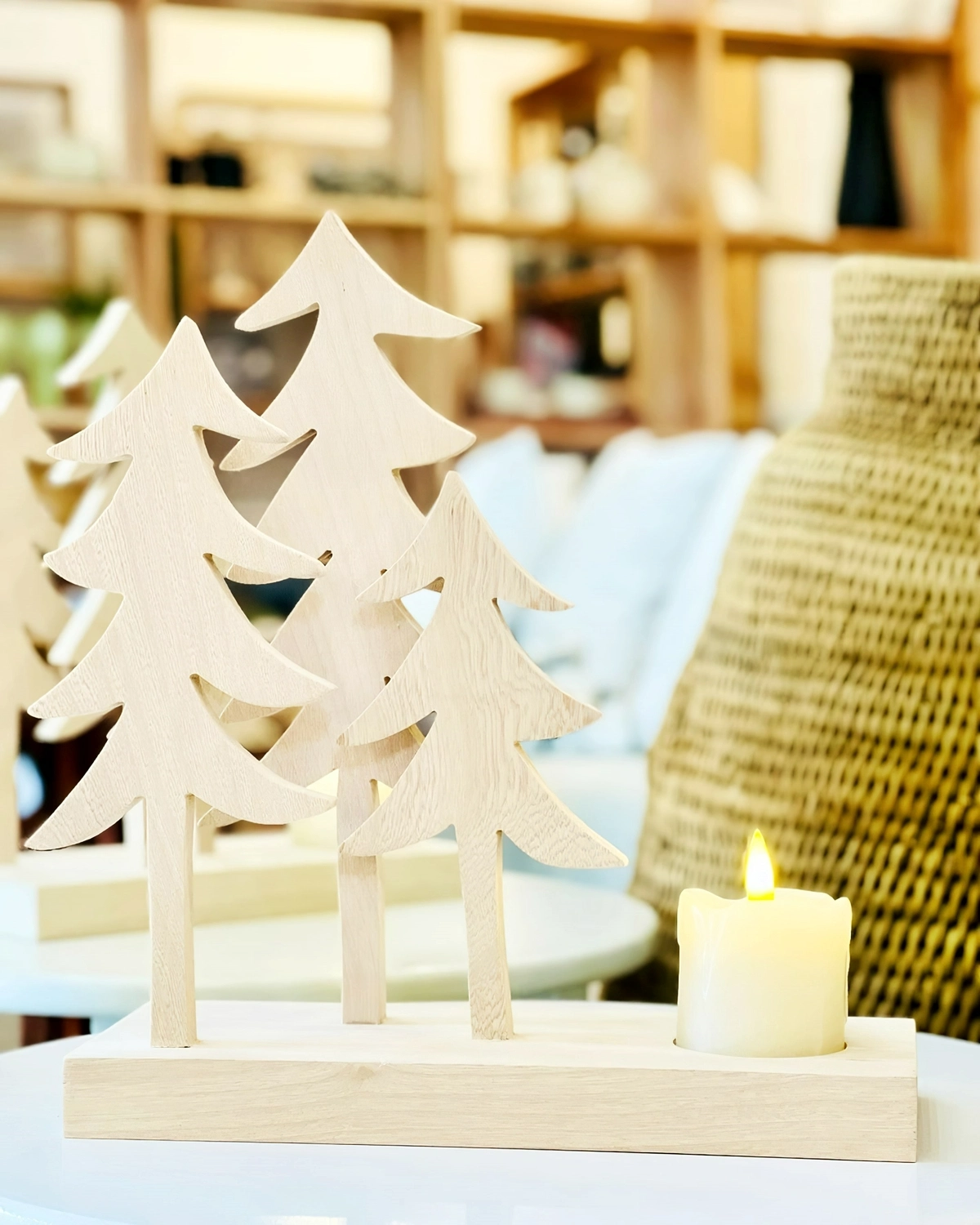 rustikale weihnachtsdeko holz tannenbaume mit teelicht tisch deko ideen skandinavisch casakumba