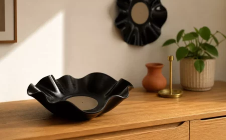 Gewellte dunkle Vinylschale als Deko aus Schallplatten auf Eichensideboard